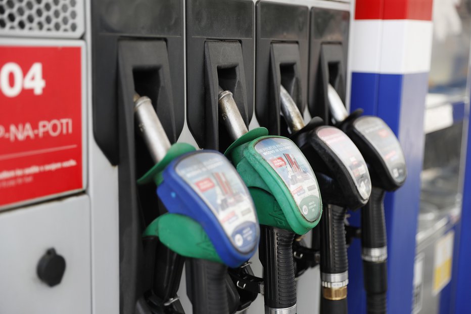 Fotografija: Cene 95-oktanskega bencina in dizelskega goriva na bencinskih servisih zunaj avtocest se bodo opolnoči zvišale. FOTO: Leon Vidic/delo
