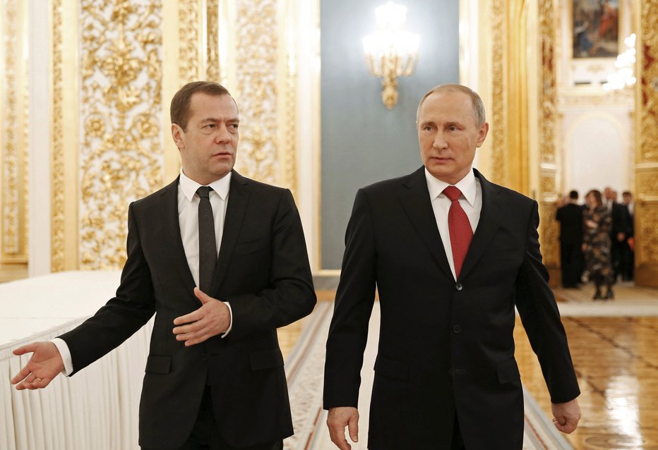 Fotografija: Medvedjev in Putin. FOTO: Sputnik Reuters Pictures
