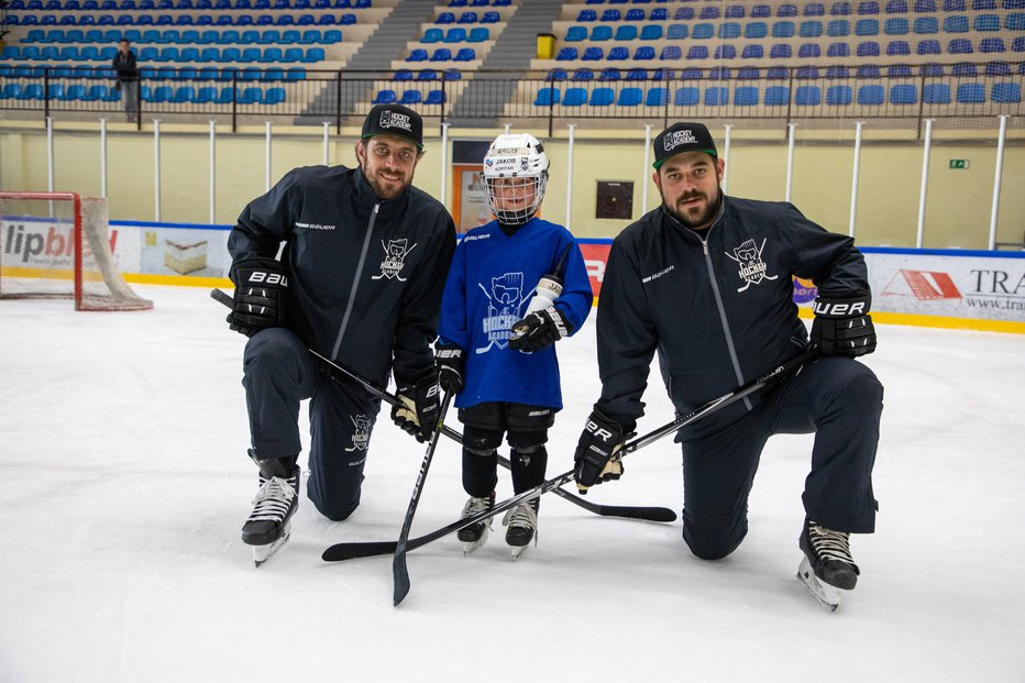 Fotografija: Poleti se je Anže na blejskem ledu zabaval s sinom Jakobom in bratom Gašperjem, zdaj hokejskim trenerjem. FOTO: Voranc Vogel
