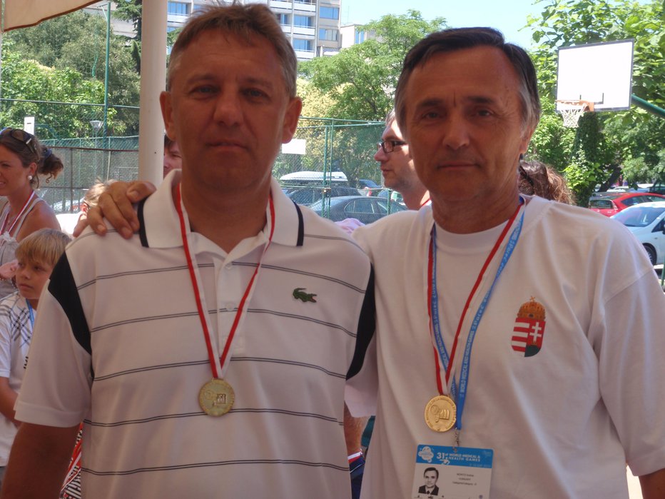 Fotografija: Na svetovnih medicinskih igrah v tenisu je Ludvik Kiraly (levo) z madžarskim kolegom osvojil zlato medaljo v dvojicah. Foto: osebni arhiv
