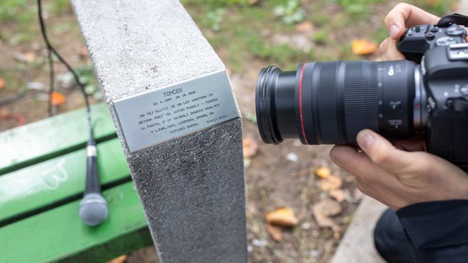 Društvo Kralji ulice in MOL sta v Miklošičevem parku v Ljubljani odkrila spominsko ploščico znamenitemu brezdomcu Antonu Puglju - Tončku, ki je preminil leta 2020. FOTO: Voranc Vogel
