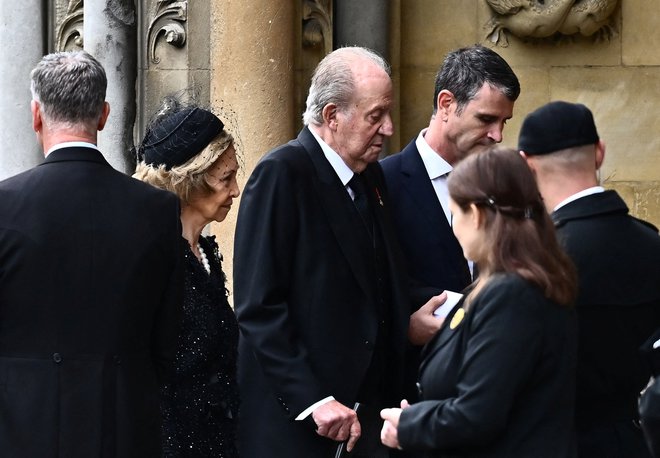 Juan Carlos je kljub tisočim ljubicam še vedno poročen s Sofio, prejšnji mesec sta skupaj prišla na pogreb Elizabete II. FOTO: MARCO BERTORELLO, Reuters
