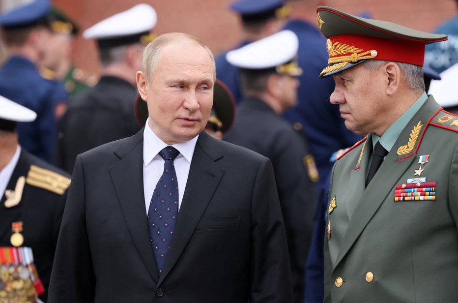 Fotografija: Ruski predsednik Vladimir Putin in njegov obrambni minister Sergej Šojgu. FOTO: Sputnik, Mikhail Metzel, Kremlin, via REUTERS
