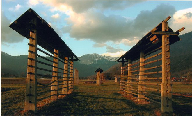 Kozolci, 2003, najboljša slovenska fotografija na 16. razstavi Pokrajina 2003 FOTO: Ciril Jazbec
