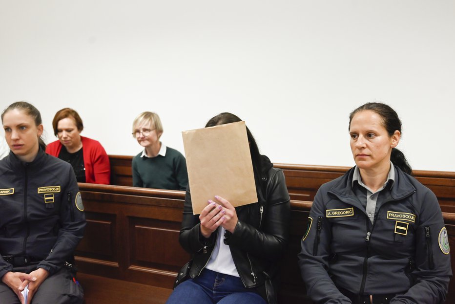 Fotografija: Obtoženka je na sodišču skrivala obraz. FOTO: Robert Balen/večer
