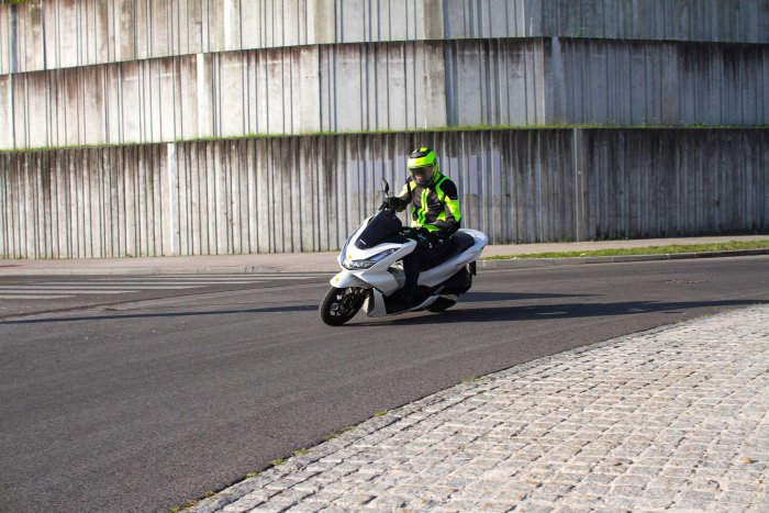 Fotografija: Po novinarski konferenci so AMZS inštruktorji varne vožnje na poligonu praktično prikazali nekatere kritične prometne situacije in kako jih reševati oziroma se jim izogniti. Predstavili so priporočljivo zaščitno opremo za vožnjo motocikla (do 125 ccm) in zakaj je pomembna. FOTOgrafiji: AMZS
