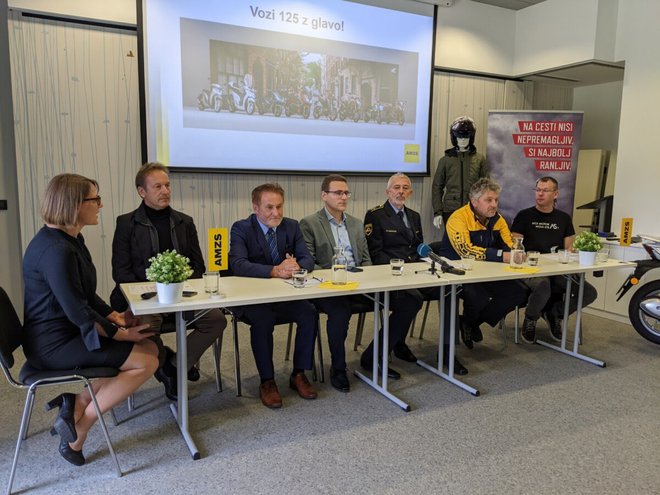 Udeleženci konference na Vranskem (od drugega z leve proti desni): Andrej Brglez, Jože Hribar, Boštjan Kop, Matjaž Leskovar, Vojko Safran in Sergej Petkovšek
