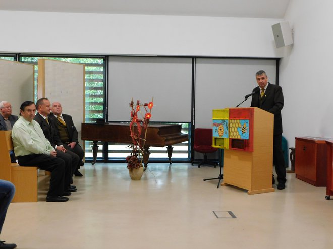 Čestital jim je tudi predsednik Zveze čebelarskih društev Pomurja Štefan Šemen.
