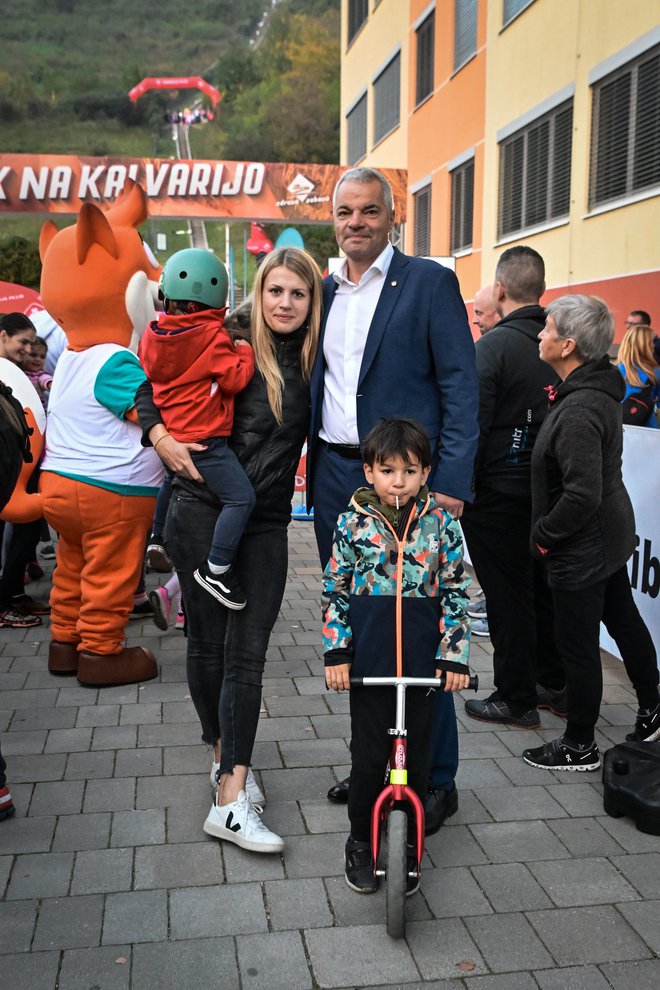 Mariborski župan Saša Arsenovič je prišel z družino.
