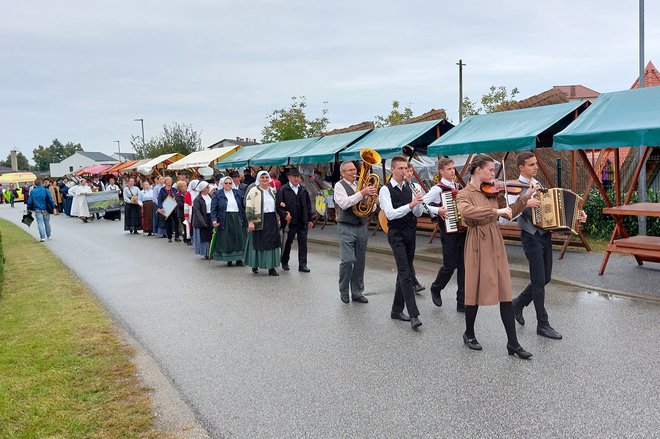 Folklorno društvo Prekmurje Lendava se je predstavilo s plesom čardaš.
