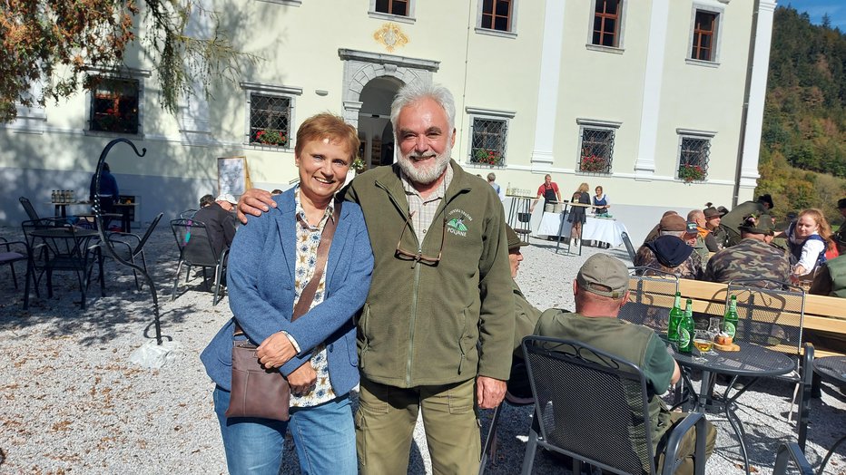 Fotografija: Kustosinja Mojca Šifrer Bulovec in vsestranski Franc Miklavčič z domačije Martinuc. FOTOGRAFIJE: Špela Ankele
