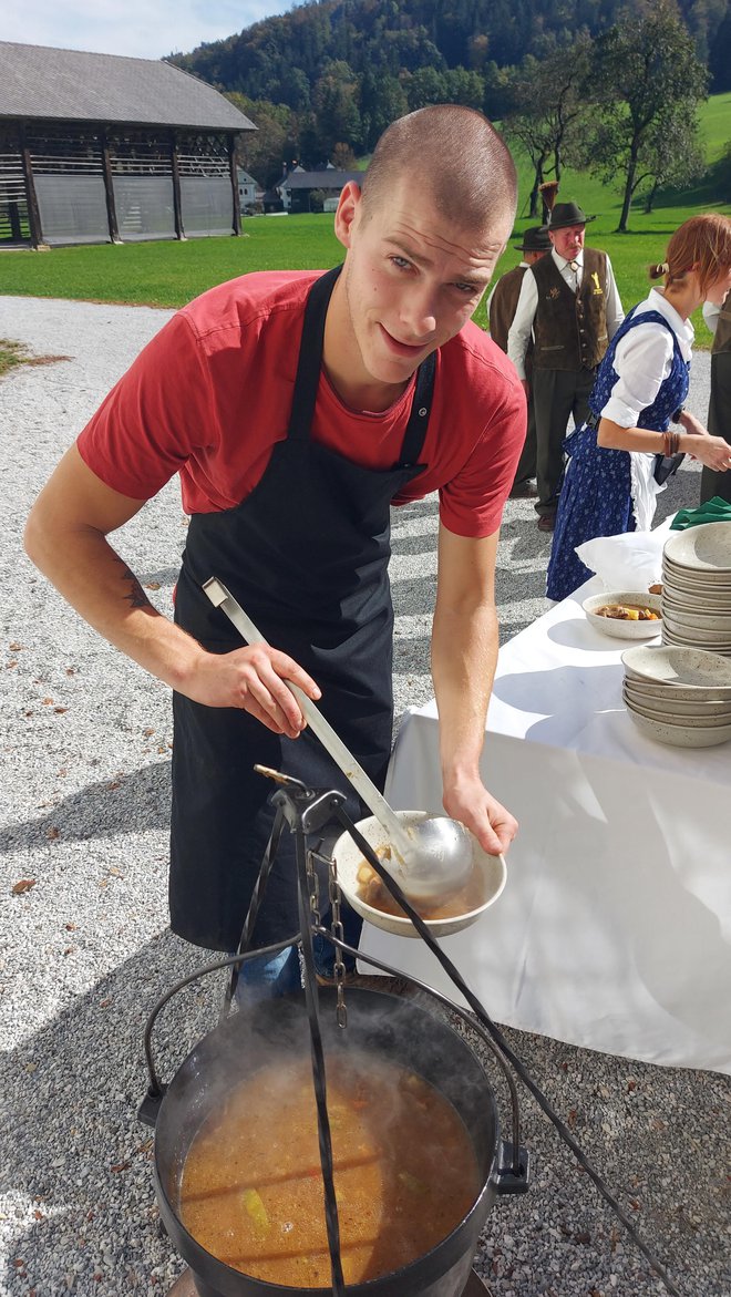 Mladi kuhar Janko Kržišnik je pripravil lovski lonec.
