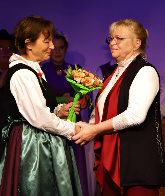 Čestitke Heleni Trobentar (desno) za veličastno predstavo njenih kostumov in oblačil.
