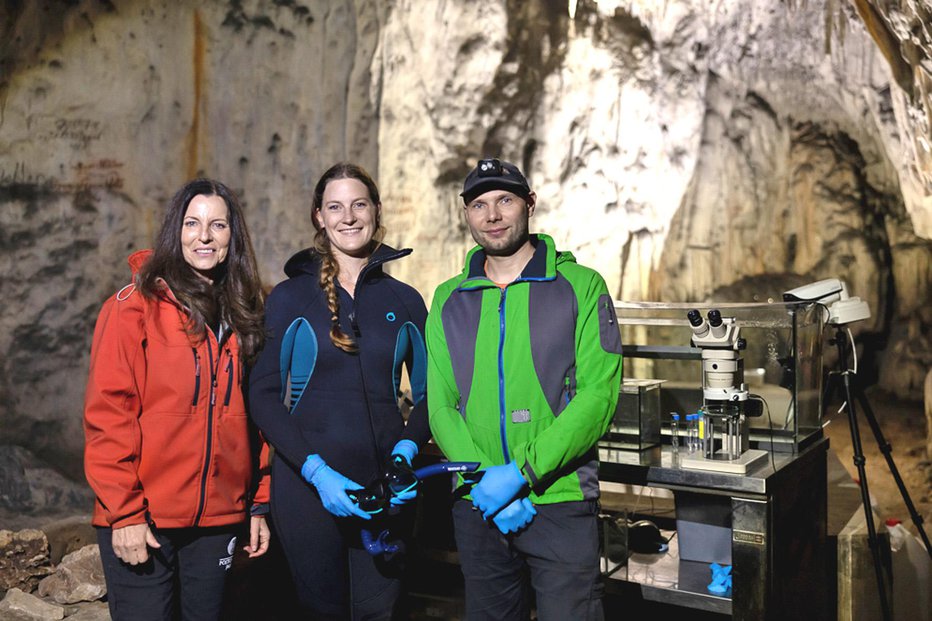 Fotografija: Ekipa jamskega laboratorija (z leve): Katja Dolenc Batagelj, vodja, ter biologa Katarina Kanduč in Primož Gnezda. FOTOGRAFIJE: Postojnska jama
