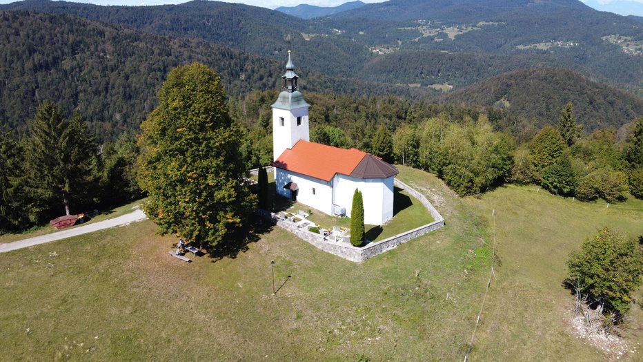 Fotografija: Cerkev sv. Primoža in Felicijana nad vasjo Zgonče Foto: Janez Mihovec