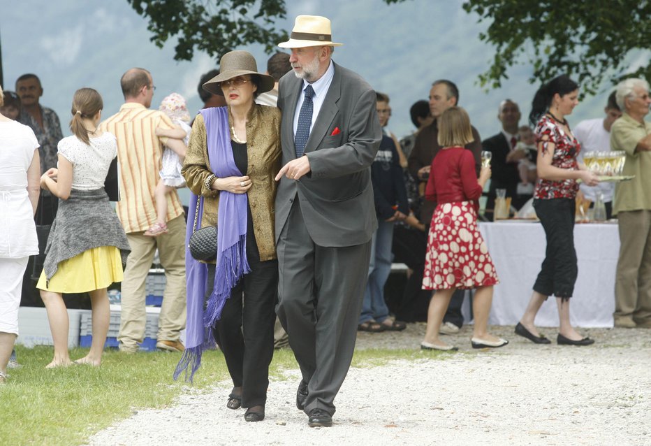 Fotografija: Takole sta se sprehodila na poroki Janeza Janše leta 2009. FOTO: Blaž Samec
