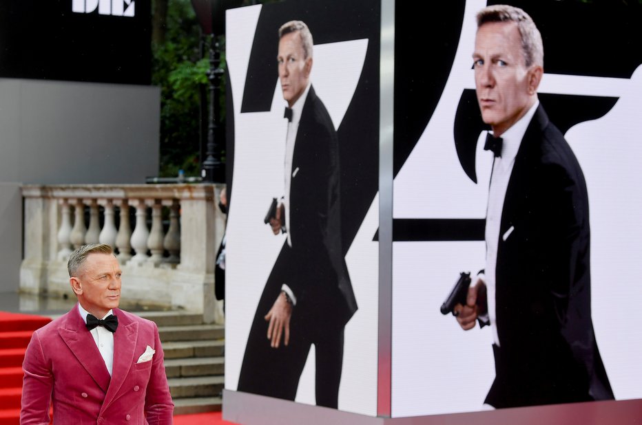 Fotografija: James Bond je med igranjem pokra, kock ali bakarata s svojo legendarno predstavitvijo »Bond … James Bond« navezoval stike z usodnimi damami, njegovo naročilo za martini pa se je glasilo: »Pretresen, ne zmešan.« FOTO: Toby Melville, Reuters
