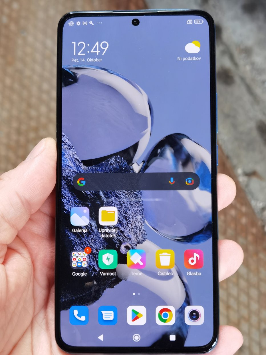 Fotografija: Xiaomi 12T pro bo mešal štrene dražjim telefonom. Na voljo je v modri, sivi in črni barvi.
