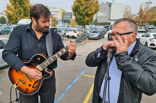 Ota Nemaniča (desno) z Gornje Lokvice pri Metliki je na kitari spremljal Jure Čemas.

