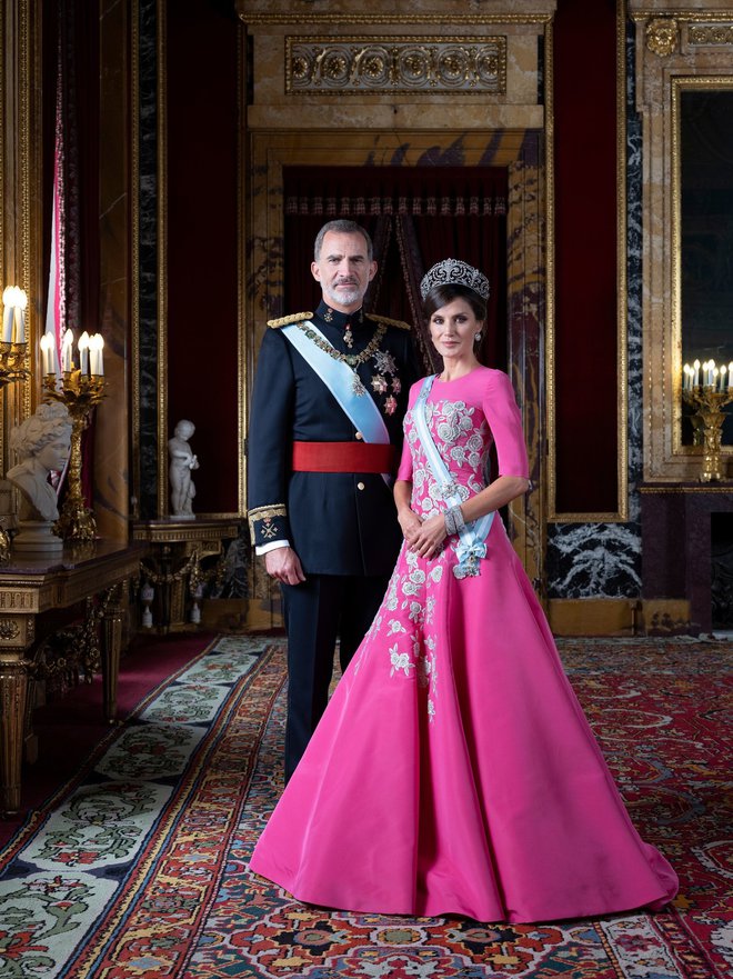 Kralj Felipe in Letizia Ortiz

Prva španska kraljica, ki je iz plebejskih vrst, je bila prej novinarka. Princa je spoznala, ko je leta 2002 poročala o razlitju nafte. Kot Marklova je bila tudi ona ločenka, njuna ljubezen pa je podložnike naravnost šokirala. Nič čudnega, da se Letizia s taščo ne razume prav dobro.
