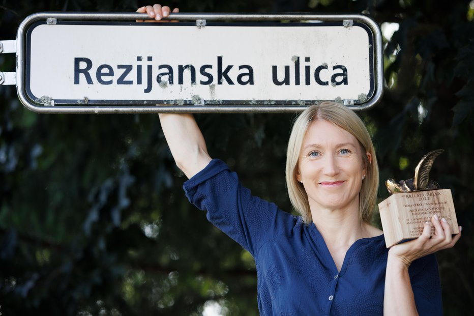 Fotografija: Dobitnica literarne nagrade krilata želva in ljubiteljica Rezije je v Ljubljani našla celo Rezijansko ulico. FOTO: Luka Dakskobler

