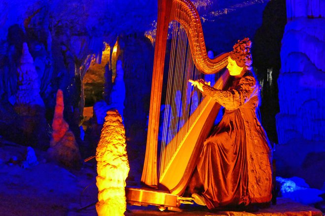 Zvoki harfe med jamskimi kapniki .Foto: Primož Hieng
