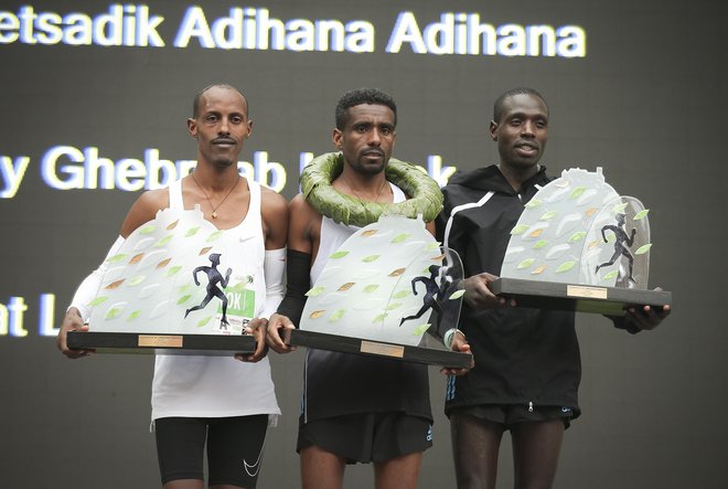 Gebretsadik Abraha (v sredini) je v Ljubljani tokrat končal na najvišji stopnički, potem ko je leta 2018 zaostal le za absolutnim rekorderjem.
