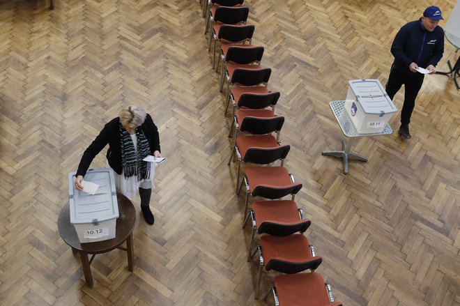 Včeraj je volilo približno polovica volilnih upravičencev. FOTO: Leon Vidic
