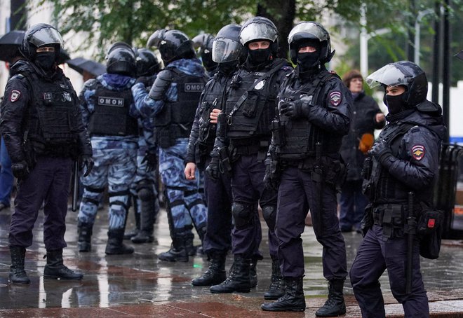 Ruski policisti stražijo med shodom. FOTO: Reuters 
