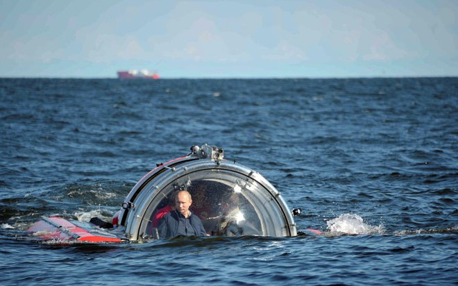 Ruski predsjednik Putin (lijevo) viđen kroz staklo podmornice C-explorer 5 nakon ronjenja kako bi vidio ostatke pomorske fregate 'Oleg', koja je potonula u 19. stoljeću u Finskom zaljevu. FOTO: Ria Novosti Reuters 