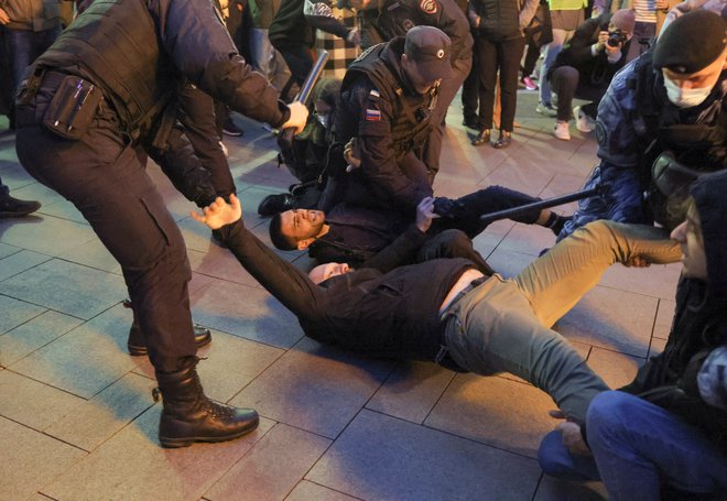 Ruski policisti so pridržali moške med nedovoljenim shodom, potem ko so opozicijski aktivisti pozvali k uličnim protestom proti mobilizaciji rezervistov, ki jo je ukazal predsednik Putin v Moskvi 21. septembra 2022. FOTO: Reuters 
