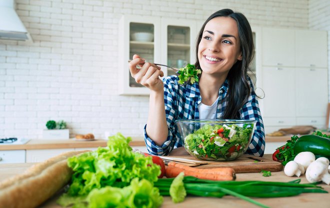 Uživajmo uravnoteženo prehrano, polno vlaknin, sadja in zelenjave. FOTO: Povozniuk, Getty Images
