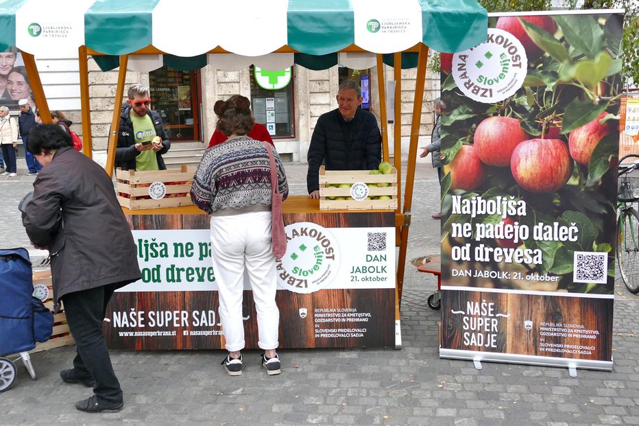 Fotografija: Dan jabolk na Prešernovem trgu v Ljubljani.  FOTOGRAFIJE: Primož Hieng
