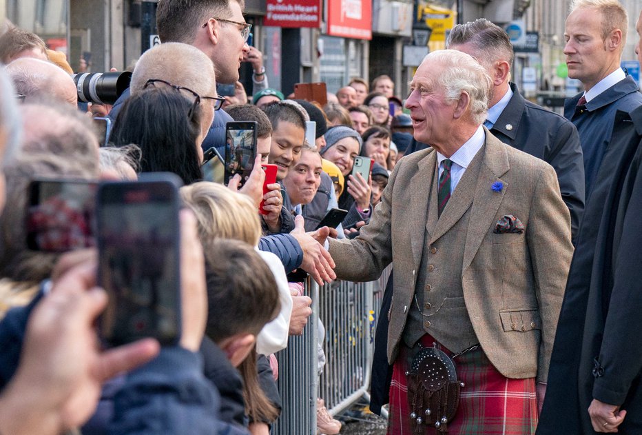 Fotografija: Med nedavnim obiskom Škotske so kralja Karla III. pričakale navdušene množice. FOTO: Pool Reuters
