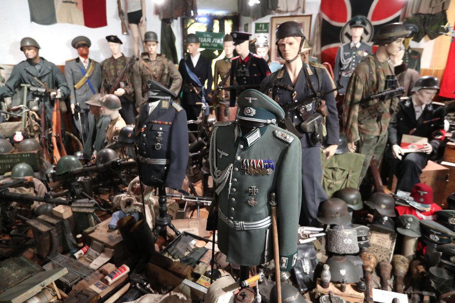 Fotografija: Številne uniforme so zaščitni znak vojaškega muzeja. Foto: Dejan Javornik
