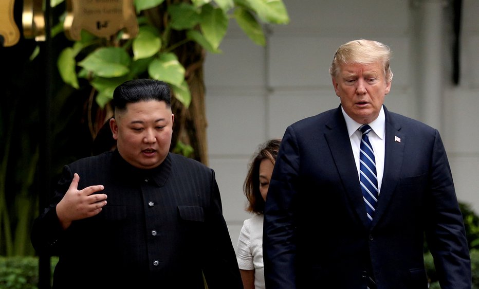 Fotografija: Kim Džong Un in Donald Trump sta si izmenjevala pisma naklonjenosti, Trump jih je delil z razvpitim novinarjem. FOTO: Leah Millis Reuters
