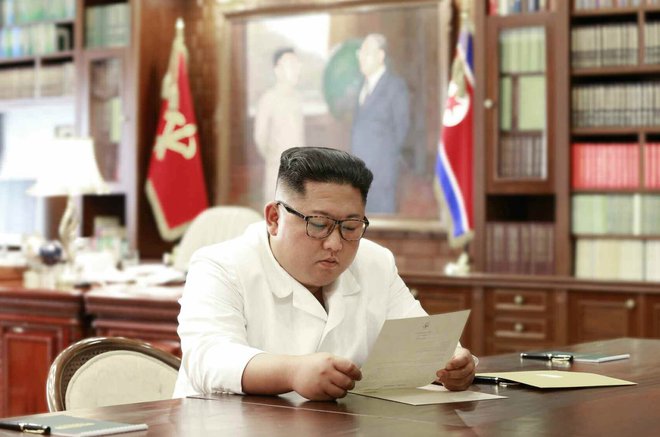 Tudi Severni Korejci so radi objavili slike njihovega vodje, ki je prejel Trumpova pisma. FOTO: Kcna.kp
