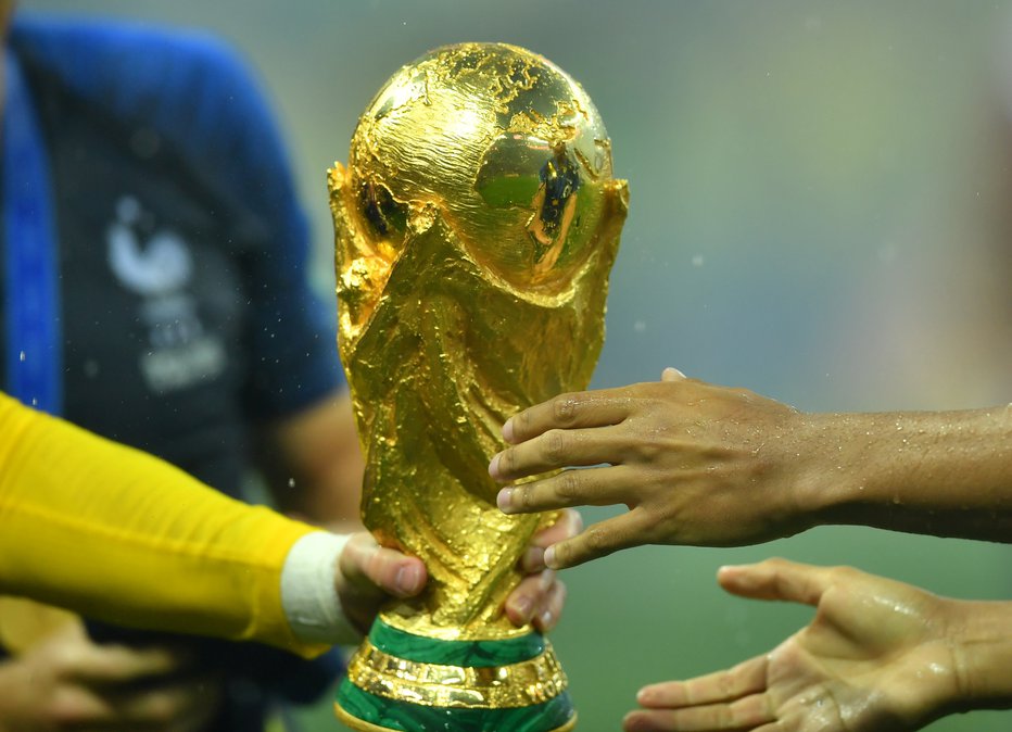 Fotografija: Kdo bo dvignil pokal svetovnega prvaka v nogometu? FOTO: Dylan Martinez, Reuters
