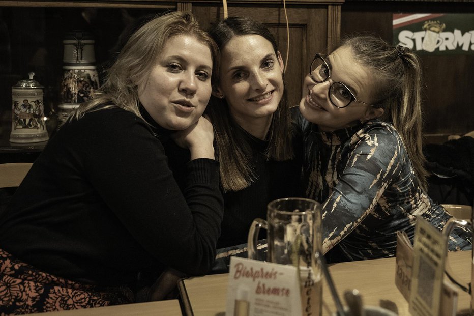 Fotografija: Svečinski trio: Špela Radmilovič, Špela Jarc in Lucija Mukenauer (svečinska vinska kraljica) FOTO: M. F.
