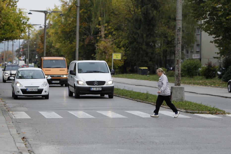 Fotografija: Premik ure vpliva tudi na vidljivost v prometu, zato pristojni pozivajo k skrbi za vidnost pešcev. FOTO: Leon Vidic, Delo 
