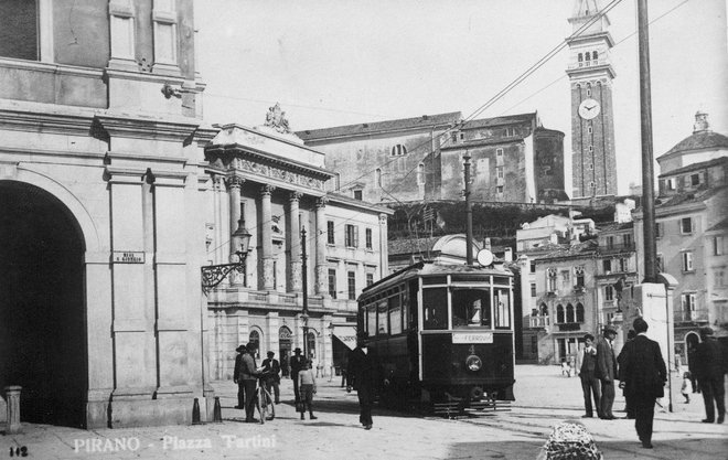 Začetna in končna postaja tramvaja, ki je vozil na 30 minut, je bil Tartinijev trg in tam je bil tudi največkrat fotografiran.

Foto: arhiv Slobodana Simiča - Simeta
