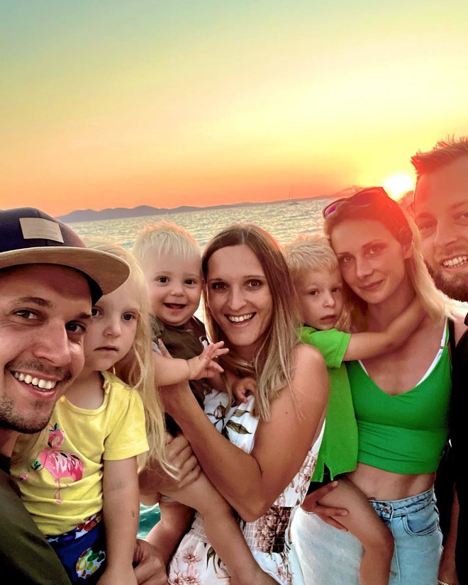 Glasbenik na dopustu s svojo družino ter prijateljem in basistom ansambla Alexom Modicem in njegovo družino
