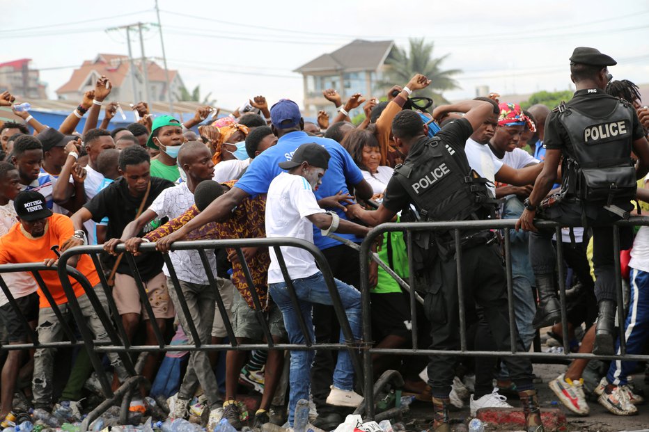 Fotografija: Končno število prisotnih na stadionu je močno preseglo število, ki so ga lahko nadzorovali državni in zasebni varnostniki. FOTO: Justin Makangara, Reuters
