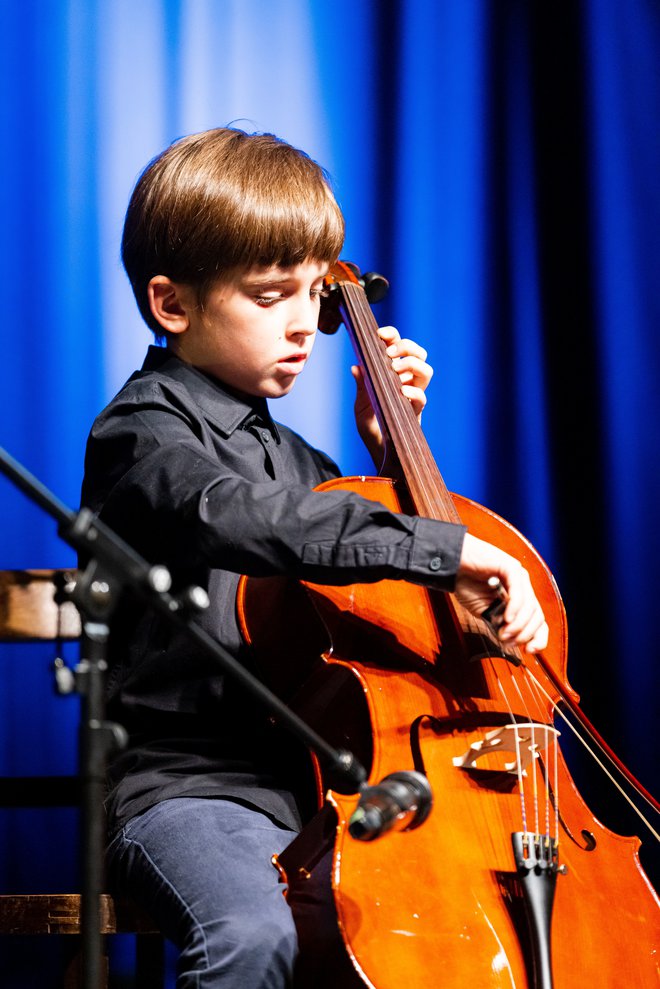 Učenec z Osnovne šole Vinica je suvereno zaigral na violončelo.

