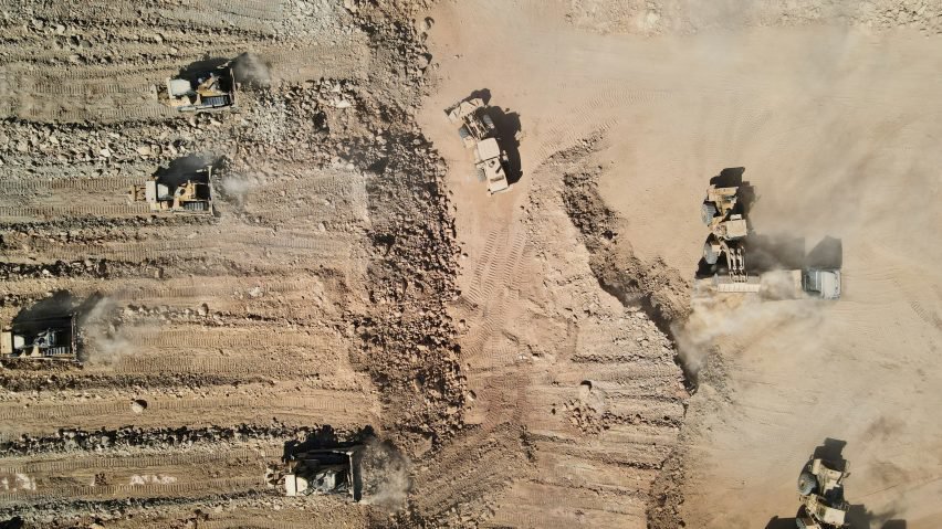 Fotografija: Gradbeni stroji v savdski puščavi že brnijo. Foto: Dezeen.com
