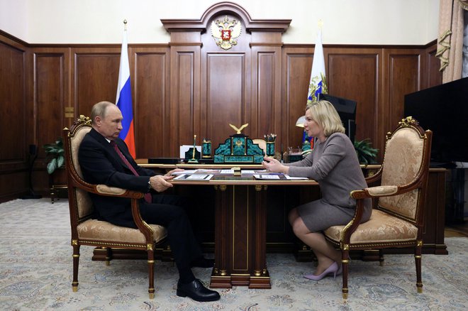 Vedno pogosteje se na raznih srečanjih trdno drži za mizo. FOTO: Gavriil Grigorov/Reuters
