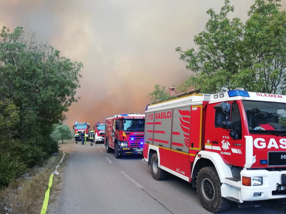 Fotografija: Požar se je iz Italije razširil na slovensko stran. FOTO: Matjaž Marušič, Gasilska enota Nova Gorica
