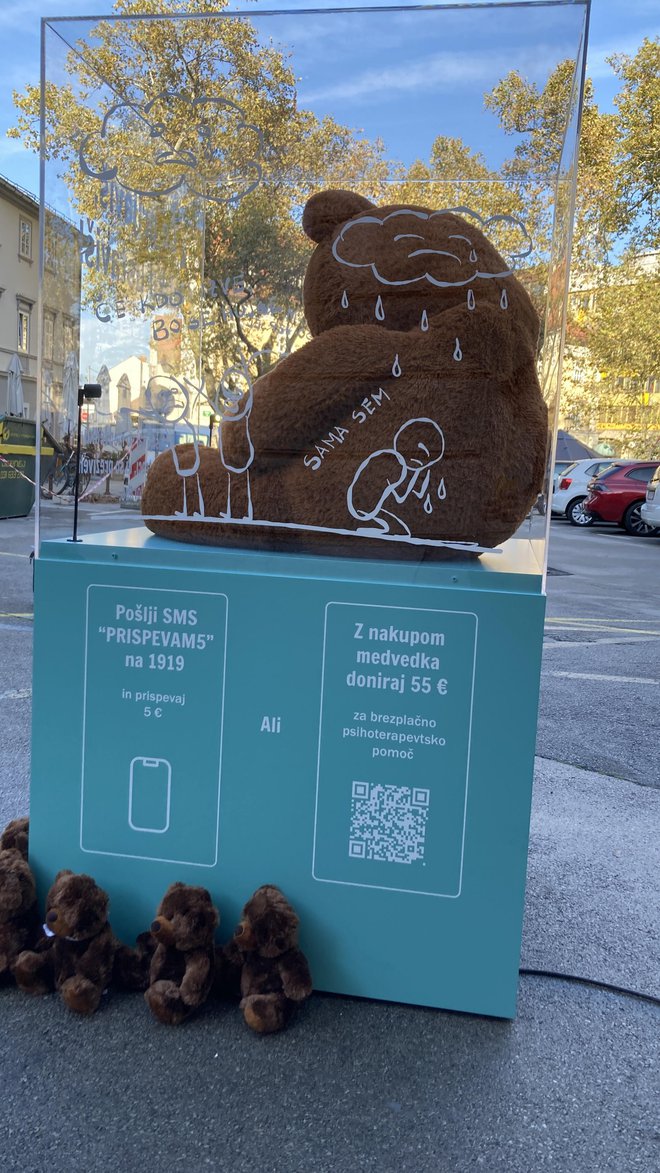 Velik plišast medvedek pred Lutkovnim gledališčem v Ljubljani. FOTO: Inštitut za zaščito otrok Lunina vila.
