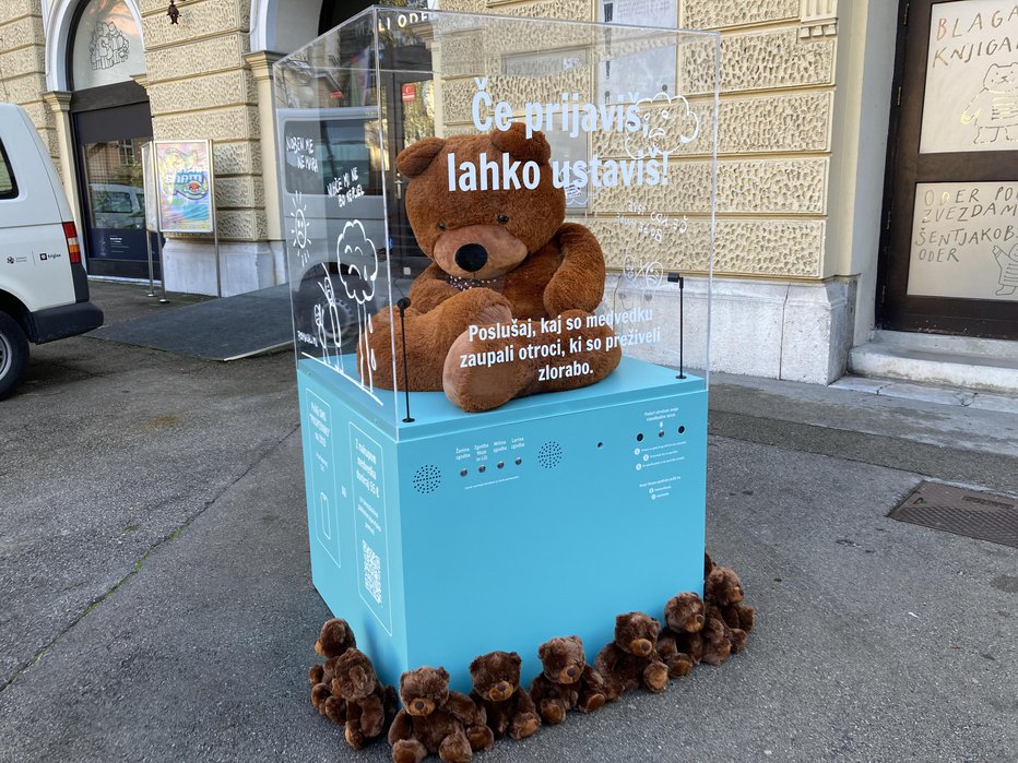 Fotografija: Velik plišast medvedek pred Lutkovnim gledališčem v Ljubljani. FOTO: Inštitut za zaščito otrok Lunina vila.
