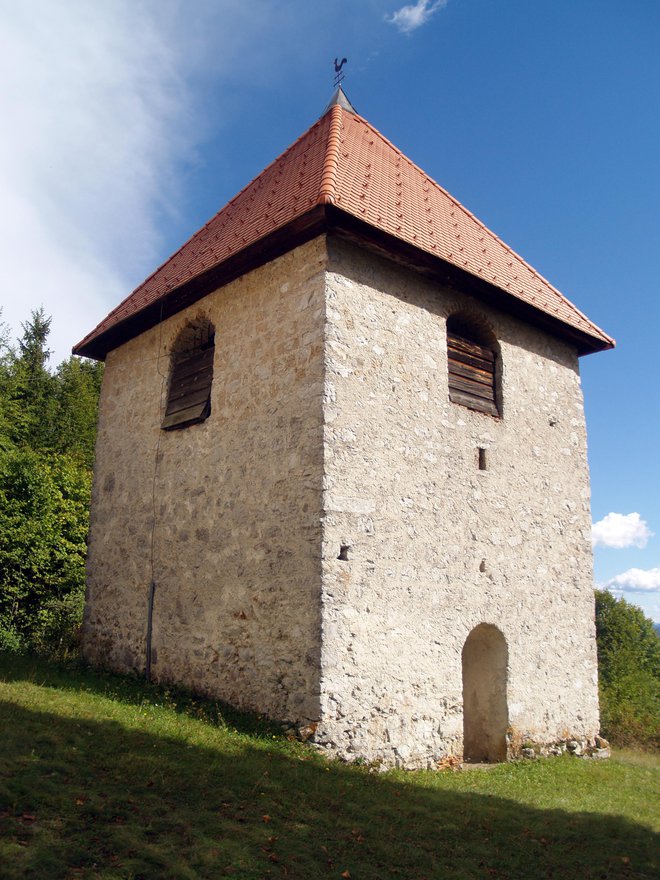 Zvonik je nekdanji obrambni stolp.
